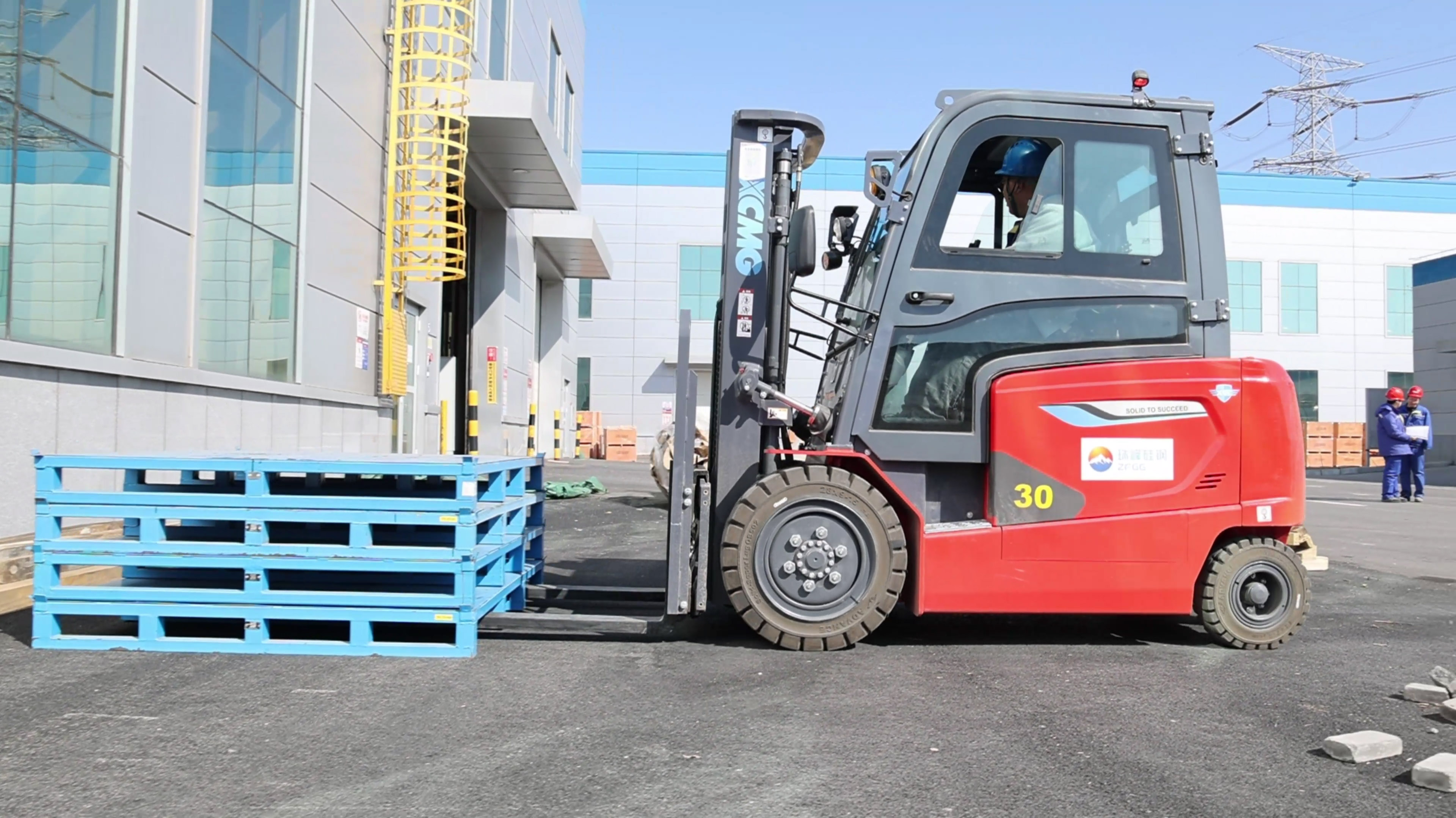 小巧精悍，徐工鲲鹏系列电动平衡重叉车制造业大展身手