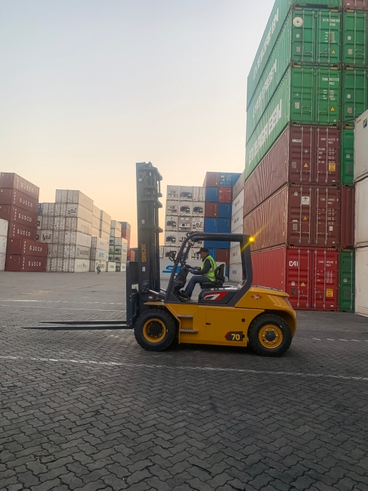 徐工叉车批量进驻厦门港，一站式解决方案赋能港口物流新升级