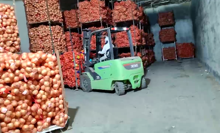 徐工鲲鹏系列新能源叉车，为食品冷库工厂注入绿色动能