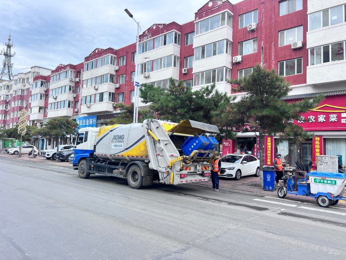 徐工18吨后装压缩式垃圾车在内蒙通辽市进行垃圾收转运作业